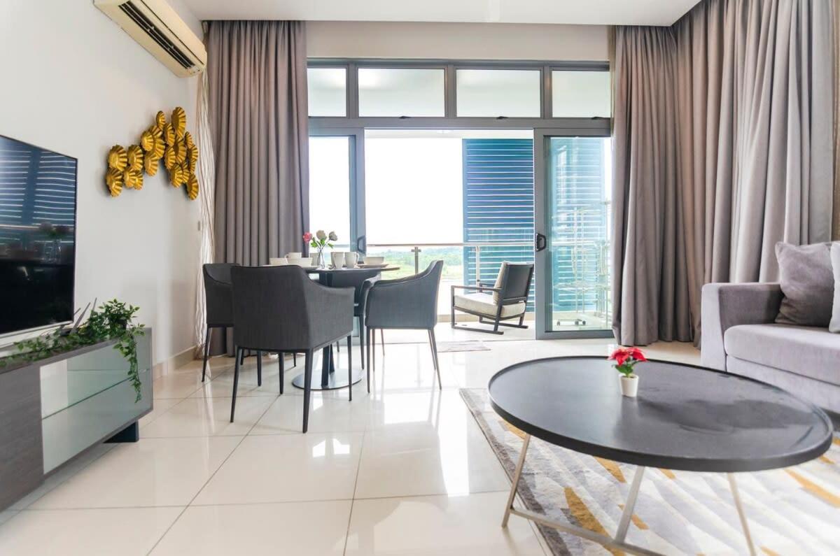Lux 3br Puteri Harbour Near Legoland & Hello Kitty Apartment *