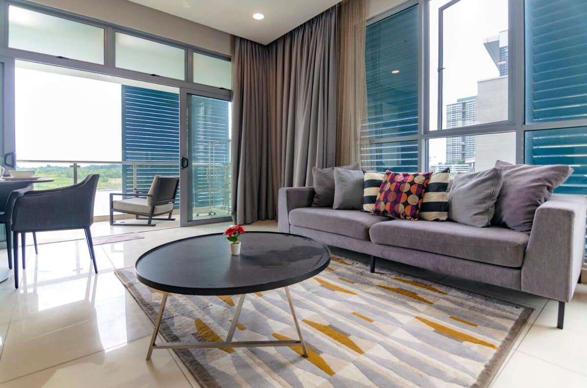 Apartment Lux 3br Puteri Harbour Near Legoland & Hello Kitty *